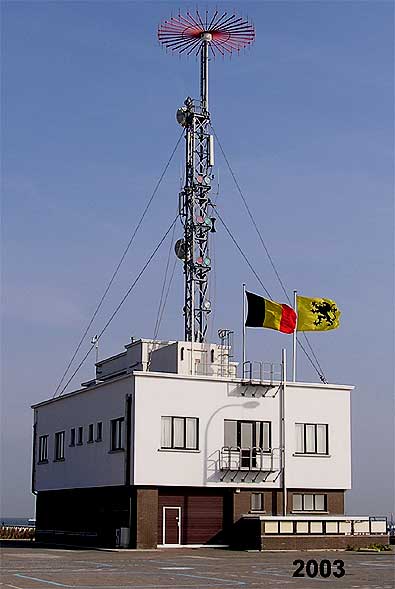 loodswezengebouw 2003 met vreemdsoortige antenne